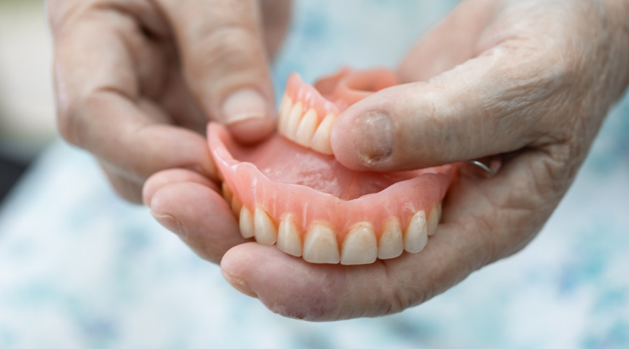Les prothèses dentaires : types, entretien et adaptation pour une qualité de vie optimale